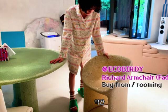 나나가 독특한 인테리어를 자랑하며 가구들을 소개했다. / 유튜브 'NA( )NA'