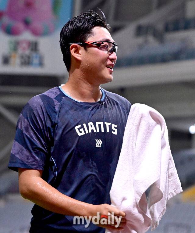 2025년 7월 23일 오후 서울 고척스카이돔에서 열린 '2025 신한 SOL뱅크 KBO 리그' 롯데 자이언츠와 키움 히어로즈의 경기. 롯데가 4-1로 승리한 뒤 승리 투수가 된 박세웅이 물세례를 맞고 있다./고척 = 유진형 기자