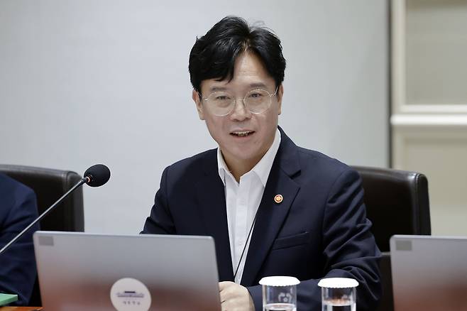 김영훈 고용노동부 장관이 22일 서울 용산 대통령실 청사에서 이재명 대통령 주재로 열린 국무회의에 참석해 인사말을 하고 있다. [연합]