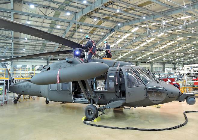 대한항공 부산테크센터에서 UH-60 헬기 창정비가 수행되고 있다. [대한항공 제공]