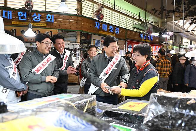 빈대인 BNK금융지주 회장을 비롯해 BNK금융그룹 경영진들이 지난 3월 창립 14주년을 맞아 부산진구 부전시장에서 ‘새로운 봄, 다시 뛰는 지역경제’ 행사를 진행했다. [BNK금융그룹]