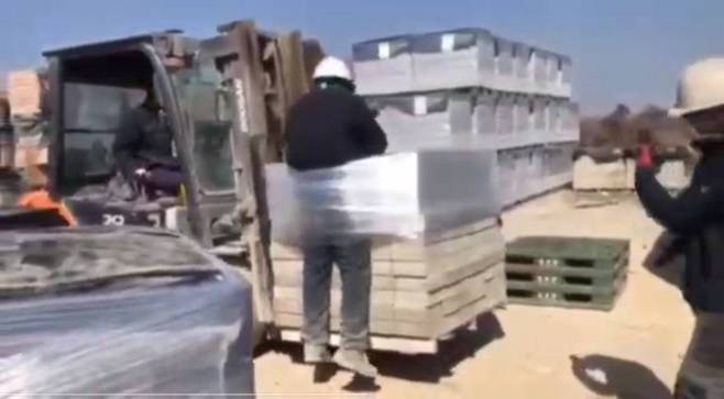 하얀 비닐을 테이프 삼아 벽돌에 묶여있는 스리랑카 출신 근로자 A씨의 모습 [이주노동자네트워크 제공]