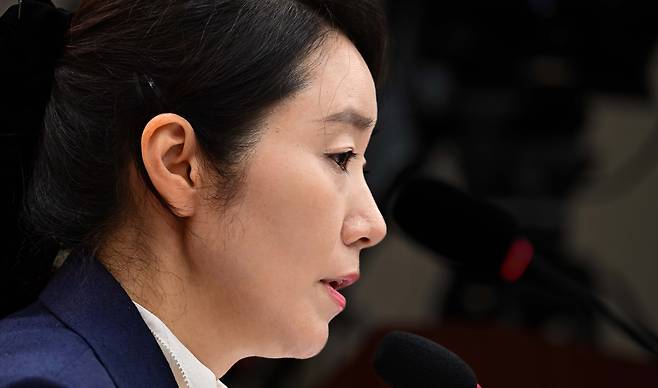 강선우 여성가족부 장관 후보자가 14일 오후 서울 여의도 국회 여성가족위원회에서 열린 인사청문회에서 의원들의 질문에 답변하고 있다. 이상섭 기자
