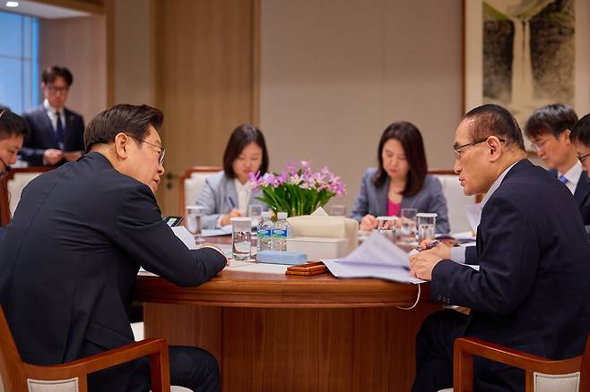 대통령실은 이재명 대통령이 지난 17일 서울 용산 대통령실 청사에서 위성락 국가안보실장 등 참모진과 레제프 타이이프 에르도안 튀르키예 대통령과의 전화 통화를 준비하는 모습을 18일 SNS에 공개했다. [이재명 대통령 SNS]