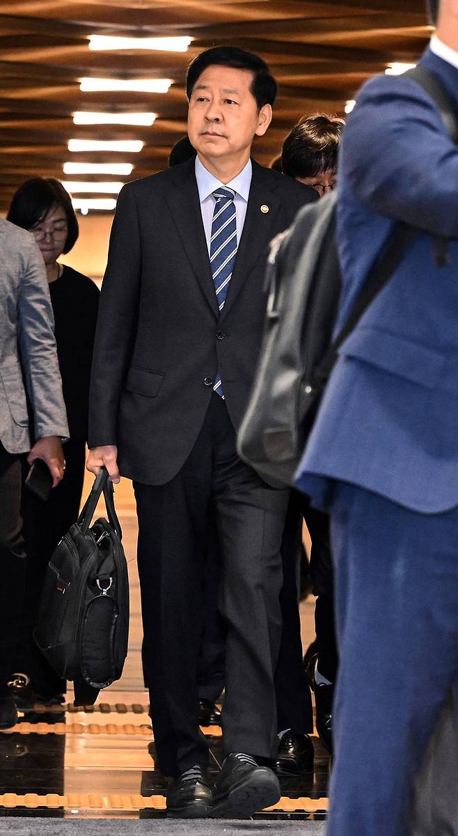 한미간 ‘2+2 통상협상’을 위해 미국으로 출국하려던 구윤철 부총리 겸 기재부 장관이 24일 인천국제공항 귀빈실에서 굳은 표정으로 나오고 있다. 기획재정부는 24일 오전 언론 공지를 통해 “미국과 예정됐던 25일 ‘2+2협상’은 미국 스콧 베선트 재무장관의 긴급한 일정으로 인해 개최하지 못하게 됐다”고 밝혔다. 영종도=임세준 기자