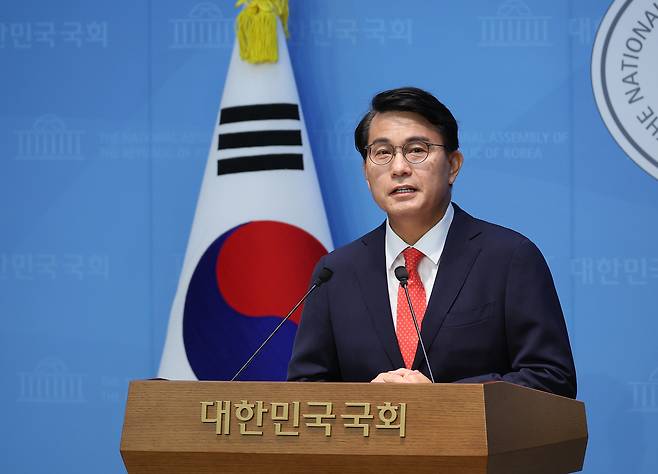 윤상현 국민의힘 의원이 24일 서울 여의도 국회 소통관에서 최근 자신이 주최한 토론회 관련 논란에 대해 기자회견을 하고 있다. [연합]