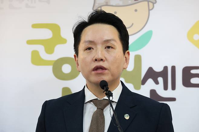 임태훈 군인권센터 소장이 지난해 12월 6일 서울 마포구 군인권센터에서 2차 비상계엄 정황이 포착되었다며 육군에서 들어온 제보를 설명하고 있다.  [연합뉴스]