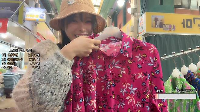 여행 중 유저 의견을 듣고 시장에서 옷을 구매하는 스트리머 ‘은유화 [SOOP 제공]