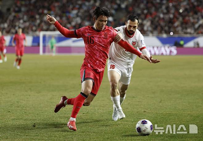 [수원=뉴시스] 정병혁 기자 = 25일 경기 수원시 수원월드컵경기장에서 열린 2026 국제축구연맹(FIFA) 북중미 월드컵 아시아 지역 3차 예선 B조 8차전 대한민국과 요르단의 경기, 대한민국 양현준이 공을 뺏고있다.2025.03.25. jhope@newsis.com