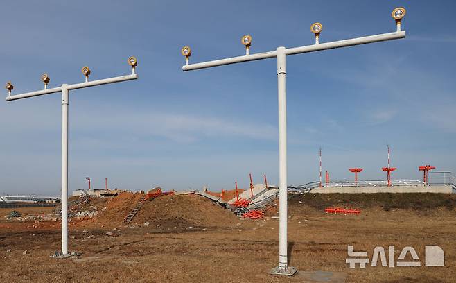 [무안=뉴시스] 전남 무안국제공항 제주항공 여객기 사고 현장 방위각 시설. 2025.01.18. myjs@newsis.com