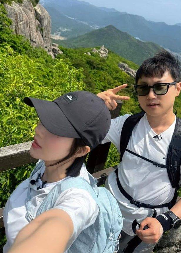 [서울=뉴시스] 가수 권은비가 여행 유튜버 빠니보틀과 함께 등산에 나섰다. (사진=권은비 인스타그램 캡처) 2025.07.24. photo@newsis.com *재판매 및 DB 금지