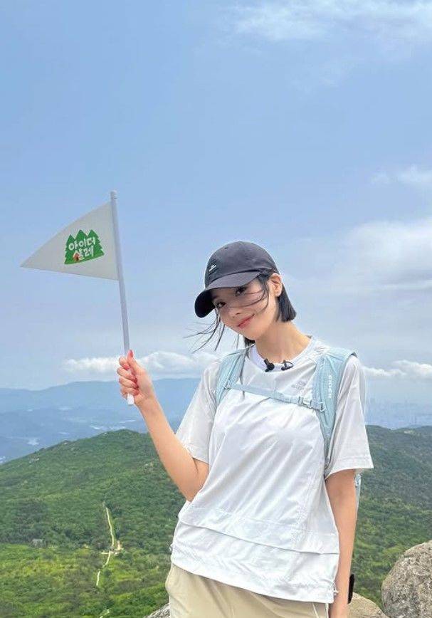 [서울=뉴시스] 가수 권은비가 등산에 나섰다. (사진=권은비 인스타그램 캡처) 2025.07.24. photo@newsis.com *재판매 및 DB 금지