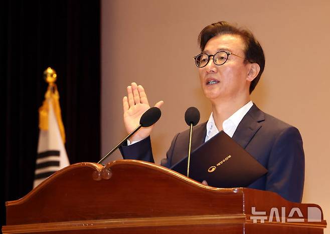 [세종=뉴시스] 강종민 기자 = 전재수 해양수산부 장관이 24일 세종시 정부세종청사 대강당에서 열린 취임식에서 취임선서를 하고 있다. 2025.07.24. ppkjm@newsis.com