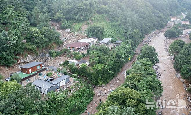 [가평=뉴시스] 권창회 기자 = 20일 산사태가 발생한 경기 가평군 마일리 일대에 폭우로 인한 산사태가 발생해 마을이 엉망이다. 2025.07.20. kch0523@newsis.com