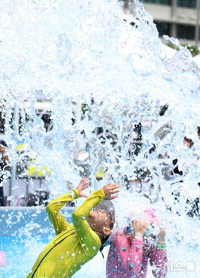 [서울=뉴시스] 추상철 기자 = 20일 오후 서울 종로구 광화문광장에 마련된 ‘2025 서울썸머비치’ 물놀이장에서 어린이들이 물놀이를 즐기며 더위를 식히고 있다. 2025.07.20. scchoo@newsis.com