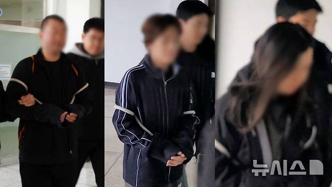 [제주=뉴시스] 오영재 기자 = 25일 오후 제주동부경찰서 유치장에서 중국인 강도살인 혐의로 붙잡힌 30대 중국인 3명이 조사실로 이동하고 있다. 왼쪽부터 공범, 살해범, 공범. 2025.02.26. oyj4343@newsis.com