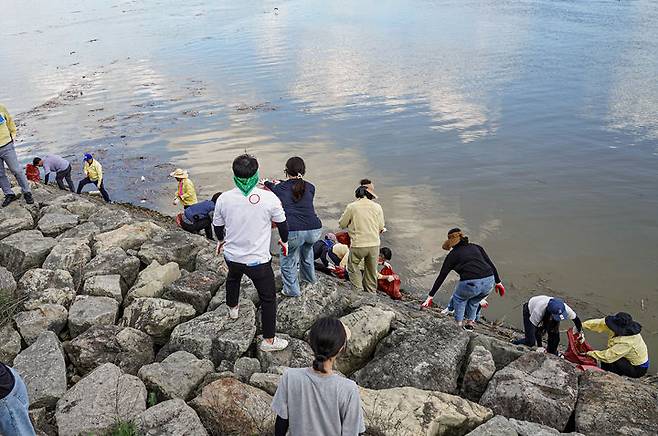 [목포=뉴시스]목포시 해양쓰레기 수거 활동. *재판매 및 DB 금지