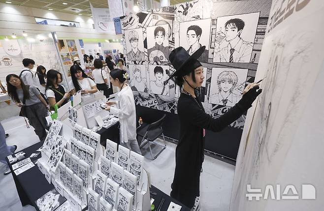 [서울=뉴시스] 김근수 기자 = 서울일러스트레이션페어V.19 2025 개막 첫 날인 24일 서울 강남구 코엑스에서 캐릭터 그리기 퍼포먼스를 선보이고 있다. 2024.07.24. ks@newsis.com