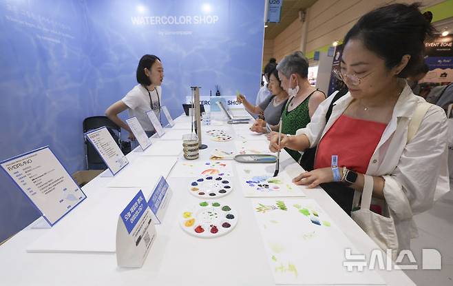 [서울=뉴시스] 김근수 기자 = 서울일러스트레이션페어V.19 2025 개막 첫 날인 24일 서울 강남구 코엑스에서 관람객들이 물감으로 그림을 그리고 있다. 2024.07.24. ks@newsis.com