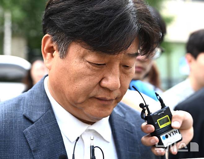 [수원=뉴시스] 김종택 기자 = 대출 사기 등 혐의로 1심에서 징역형의 집행유예 등을 선고받은 양문석 더불어민주당 의원이 24일 경기 수원시 영통구 수원지방법원에서 열린 항소심 선고공판에서 당선무효형을 선고 받은 뒤 법원을 나서고 있다. 2025.07.24. jtk@newsis.com