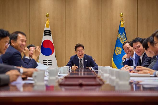[서울=뉴시스] 대통령실은 이재명 대통령이 23일 서울 용산 대통령실 청사에서 참모들과 모닝 티타임을 하는 모습을 24일 SNS에 공개했다. (사진=대통령실 제공) 2025.07.24. photo@newsis.com *재판매 및 DB 금지