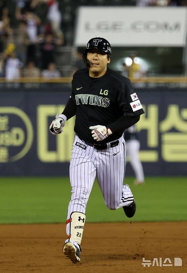 [서울=뉴시스] 배훈식 기자 = 17일 오후 서울 송파구 잠실야구장에서 열린 2025 신한 쏠뱅크 KBO리그 LG 트윈스와 NC 다이노스의 경기, 5회말 1사 1루 상황에서 LG 김현수가 추격의 투런 홈런을 날린 뒤 그라운드를 돌고 있다. 2025.06.17. dahora83@newsis.com