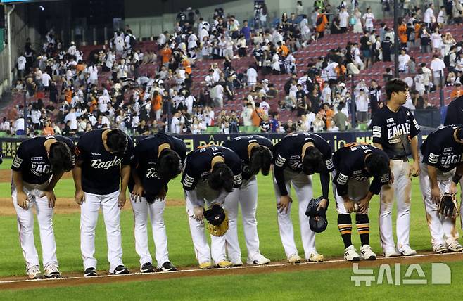 [서울=뉴시스] 배훈식 기자 = 24일 오후 서울 송파구 잠실야구장에서 열린 2025 신한 쏠뱅크 KBO리그 두산 베어스와 한화 이글스의 경기, 4-4로 승부를 가리지 못한 한화 선수들이 관중들에게 인사하고 있다. 2025.07.24. dahora83@newsis.com