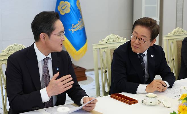 이재명 대통령이 지난 6월 13일 서울 용산 대통령실에서 열린 6경제단체·기업인 간담회에서 이재용 삼성전자 회장의 발언을 듣고 있다. 연합뉴스