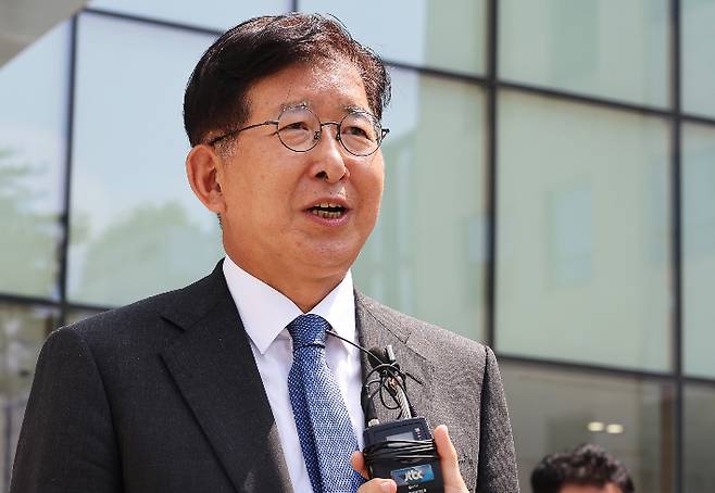 지난해 4·10 총선에서 재산을 축소 신고한 혐의로 기소된 더불어민주당 이상식 의원이 24일 경기도 수원시 영통구 수원고등법원에서 열린 항소심 선고공판을 마치고 나오고 있다. 연합뉴스