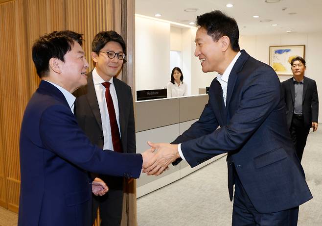 국민의힘 당권 주자인 안철수 의원이 24일 오세훈 서울시장과 오찬 회동을 위해 서울시청을 방문해 오시장과 인사하고 있다. 연합뉴스