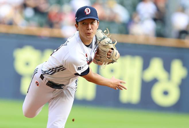 두산 최민석이 23일 한화와 홈 경기에 선발 등판해 힘차게 공을 던지고 있다. 두산
