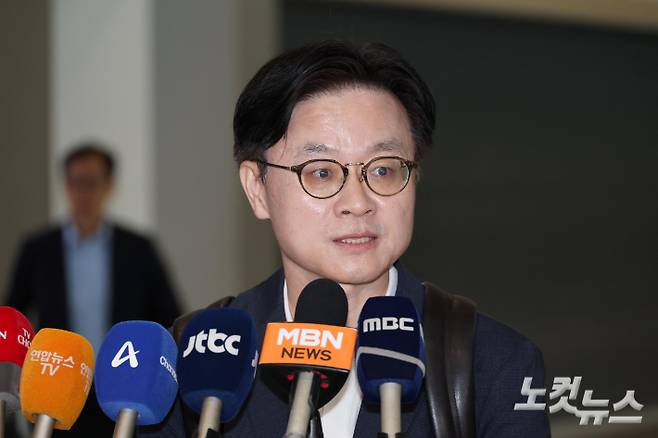 김정관 산업통상자원부 장관이 대미 통상 협상과 관련, 23일 인천국제공항을 통해 미국 워싱턴으로 출국하며 취재진의 질문에 답하고 있다. 인천공항=박종민 기자