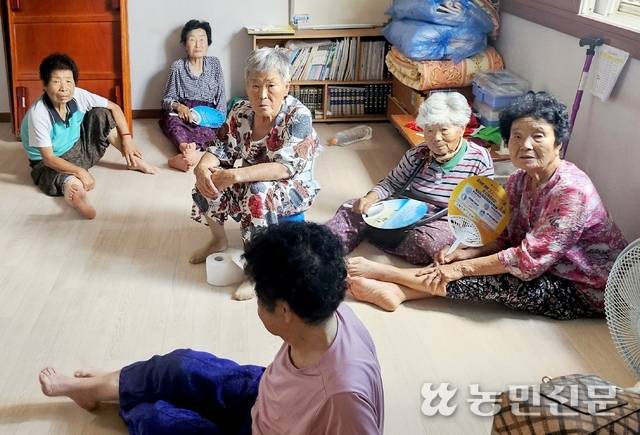 경남 산청군 산청읍 내부마을회관에서 어르신들이 대피생활을 하고 있는 모습.