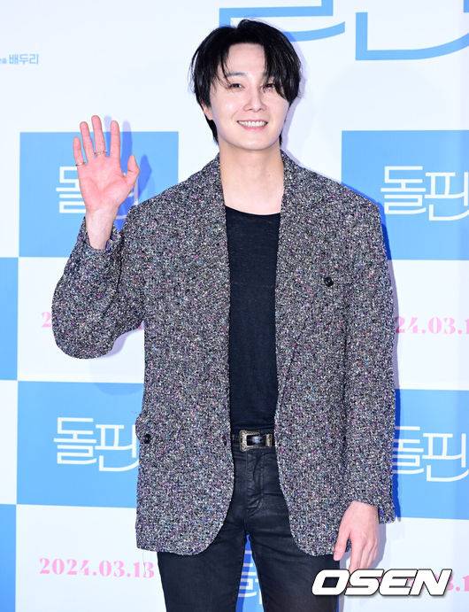 [OSEN=지형준 기자] 26일 오후 서울 자양동 롯데시네마 건대입구에서 영화 ‘돌핀’ VIP시사회가 열렸다.권유리의 첫 단독 주연작으로 기대를 모으는 '돌핀'은&nbsp;지방 소도시를 떠나본 적 없는 30대 여성이 삶의 낯선 변화와 작은 도전을 마주하며 겪는 내밀한 이야기를 사려 깊게 담은 작품이다. 배우 정일우가 포토타임을 하고 있다. 2024.02.26 /jpnews@osen.co.kr