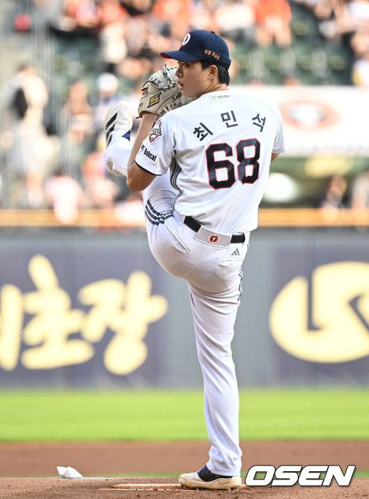 [OSEN=잠실, 조은정 기자]23일 오후 서울 잠실야구장에서 2025 신한 SOL Bank KBO리그 두산 베어스와 한화 이글스의 경기가 열렸다.이날 두산은 최민석, 한화는 황준서를 선발로 내세웠다.1회초 두산 선발 최민석이 역투하고 있다. 2025.07.23 /cej@osen.co.kr