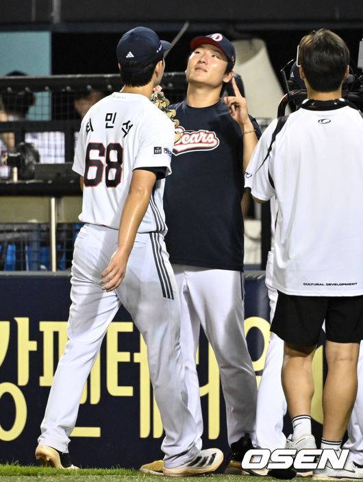 [OSEN=잠실, 조은정 기자]23일 오후 서울 잠실야구장에서 2025 신한 SOL Bank KBO리그 두산 베어스와 한화 이글스의 경기가 열렸다.이날 두산은 최민석, 한화는 황준서를 선발로 내세웠다.5회초 이닝을 마친 두산 최민석이 곽빈의 환영을 받고 있다. 2025.07.23 /cej@osen.co.kr