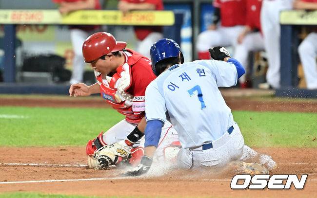 [OSEN=대구, 이석우 기자] 23일 대구삼성라이온즈파크에서 2025 신한 SOL 뱅크 KBO 리그 삼성 라이온즈와 SSG 랜더스의 경기가 열렸다. 홈팀 삼성은 가라비토가, 방문팀 SSG는 김건우가 선발 출전했다. 삼성 라이온즈 이재현이 5회말 1사 1,3루 양도근 타석때 2중 도루, 홈에서 세이프되고 있다. 2025.07.23 / foto0307@osen.co.kr