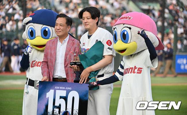 [OSEN=부산, 이석우 기자] 10일 부산 사직야구장에서 2025 신한 SOL 뱅크 KBO 리그 롯데 자이언츠와 두산 베어스의 경기가 열렸다. 홈팀 롯데는 나균안이, 방문팀 두산은 잭로그가 선발 출전했다.롯데 자이언츠 김원중이 150 세이프 기록 KBO 시상식을 갖고 있다. 2025.07.10 / foto0307@osen.co.kr