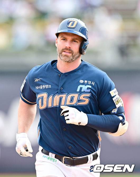 [OSEN=수원, 김성락 기자] 6일 오후 수원 KT위즈파크에서 ‘2025 신한 SOL Bank KBO리그’ KT 위즈와 NC 다이노스의 경기가 열렸다.홈팀 KT는 헤이수스, 원정팀 NC는 라일리를 선발로 내세웠다. 7회초 2사 NC 데이비슨이 솔로 홈런을 날린 뒤 그라운드를 돌고 있다.2025.05.06 / ksl0919@osen.co.kr