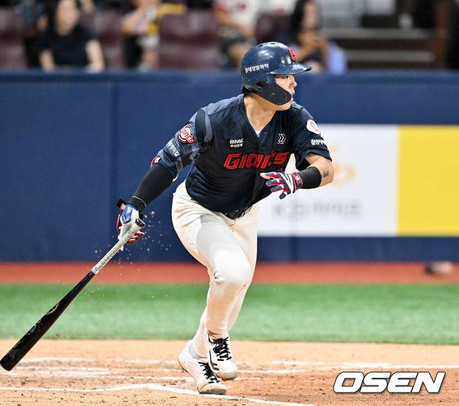 [OSEN=고척, 민경훈 기자] 24일 오후 서울 고척스카이돔에서 ‘2025 신한 SOL Bank KBO리그’ 키움 히어로즈와 롯데 자이언츠의 경기가 열렸다.이날 키움은 정현우, 롯데는 감보아를 선발로 내세웠다.5회초 2사 주자 2루 롯데 고승민이 중견수 왼쪽 1타점 적시타를 때리고 있다. 2025.07.24 / rumi@osen.co.kr