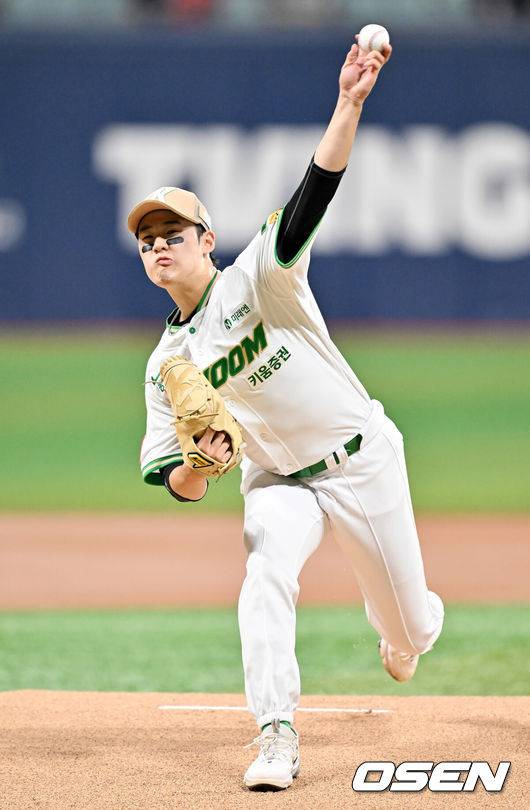 [OSEN=고척, 민경훈 기자] 24일 오후 서울 고척스카이돔에서 ‘2025 신한 SOL Bank KBO리그’ 키움 히어로즈와 롯데 자이언츠의 경기가 열렸다.이날 키움은 정현우, 롯데는 감보아를 선발로 내세웠다.키움 선발 정현우가 마운드 위에서 힘차게 공을 뿌리고 있다. 2025.07.24 / rumi@osen.co.kr