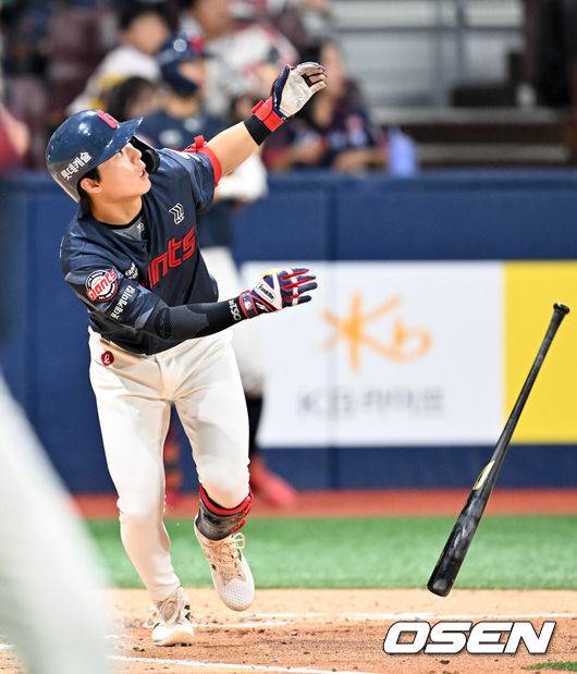 [OSEN=고척, 민경훈 기자] 24일 오후 서울 고척스카이돔에서 ‘2025 신한 SOL Bank KBO리그’ 키움 히어로즈와 롯데 자이언츠의 경기가 열렸다.이날 키움은 정현우, 롯데는 감보아를 선발로 내세웠다.5회초 무사 주자 2루 롯데 한태양이 중견수 뒤 2루타를 때리고 있다. 2025.07.24 / rumi@osen.co.kr