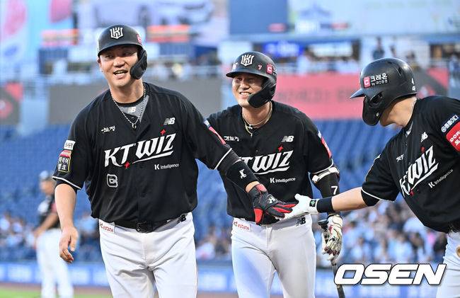 [OSEN=창원, 이석우 기자] 24일 창원NC파크에서 2025 신한 SOL 뱅크 KBO 리그 NC 다이노스와 KT 위즈의 경기가 열렸다. 홈팀 NC는 목지훈이, 방문팀 KT는 배제성이 선발 출전했다. KT 위즈 장성우가 1회초 1사 2,3루 김상수의 좌익수 희생플라이때 득점을 올리고 기쁨을 나누고 있다. 2025.07.24 / foto0307@osen.co.kr
