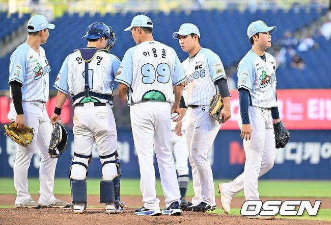 [OSEN=창원, 이석우 기자] 24일 창원NC파크에서 2025 신한 SOL 뱅크 KBO 리그 NC 다이노스와 KT 위즈의 경기가 열렸다. 홈팀 NC는 목지훈이, 방문팀 KT는 배제성이 선발 출전했다. NC 다이노스 선발투수 목지훈이 1회초 4실점 후 교체되고 있다. 2025.07.24 / foto0307@osen.co.kr
