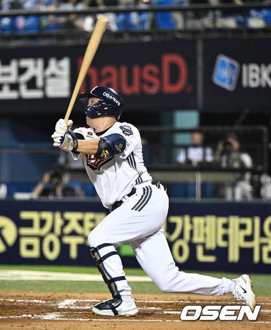 [OSEN=잠실, 조은정 기자]24일 오후 서울 잠실야구장에서 2025 신한 SOL Bank KBO리그 두산 베어스와 한화 이글스의 경기가 열렸다.이날 두산은 최승용, 한화는 폰세를 선발로 내세웠다.7회말 1사 2루 두산 양석환의 1타점 적시 2루타를 날리고 있다. 2025.07.24 /cej@osen.co.kr