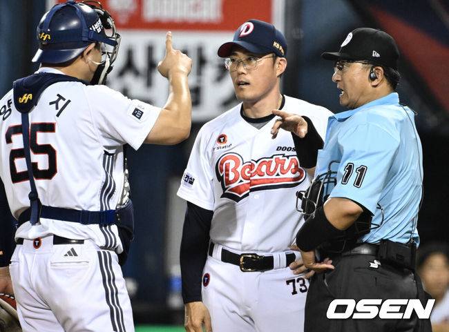 [OSEN=잠실, 조은정 기자]24일 오후 서울 잠실야구장에서 2025 신한 SOL Bank KBO리그 두산 베어스와 한화 이글스의 경기가 열렸다.이날 두산은 최승용, 한화는 폰세를 선발로 내세웠다.연장 10회초 2사 1,2루 두산 조성환 감독대행과 포수 양의지가 투수 박신지의 피치클락 위반 판정에 어필하고 있다. 2025.07.24 /cej@osen.co.kr