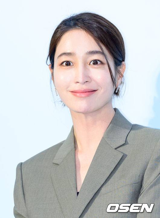[OSEN=이대선 기자] 29일 오후 서울 강남구 까사 로에베 서울에서 하이엔드 명품 패션 브랜드의 컬렉션 및 전시회가 열렸다.이날 행사에는 에스파 지젤, 보이넥스트도어 태산&운학, 방송인 기은세, 축구선수 황희찬, 배우 김선호, 배우 이민정이 참석해 자리를 빛냈다.배우 이민정이 포토타임을 가지고 있다. 2025.05.29 /sunday@osen.co.kr