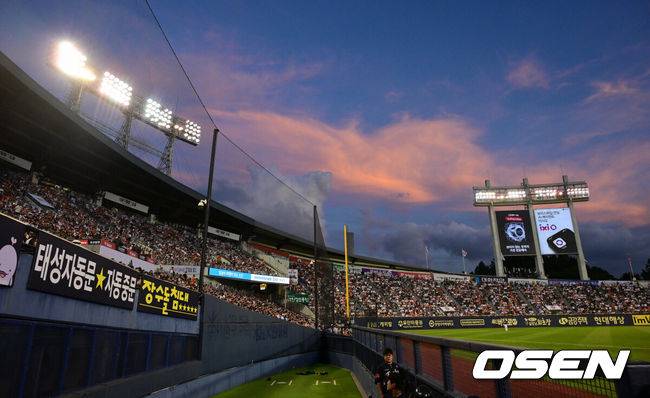 [OSEN=잠실, 조은정 기자]22일 오후 서울 잠실야구장에서 2025 신한 SOL Bank KBO리그 두산 베어스와 한화 이글스의 경기가 열렸다.이날 두산은 잭로그, 한화는 문동주를 선발로 내세웠다.만원관중을 들어찬 잠실구장 하늘에 노을이 지고 있다. 2025.07.22 /cej@osen.co.kr