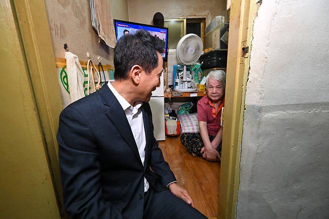 오세훈 서울시장이 24일 서울 용산구 서울역 인근 쪽방촌을 여름철 더위 점검 차 방문해 주민과 대화를 나누고 있다.