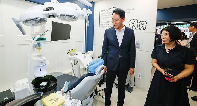 오세훈 서울시장이 24일 서울 용산구 서울역쪽방상담소 우리동네구강관리센터에서 열린 1주년 성과공유회에 참석한 가운데 구강관리센터를 둘러보고 있다.